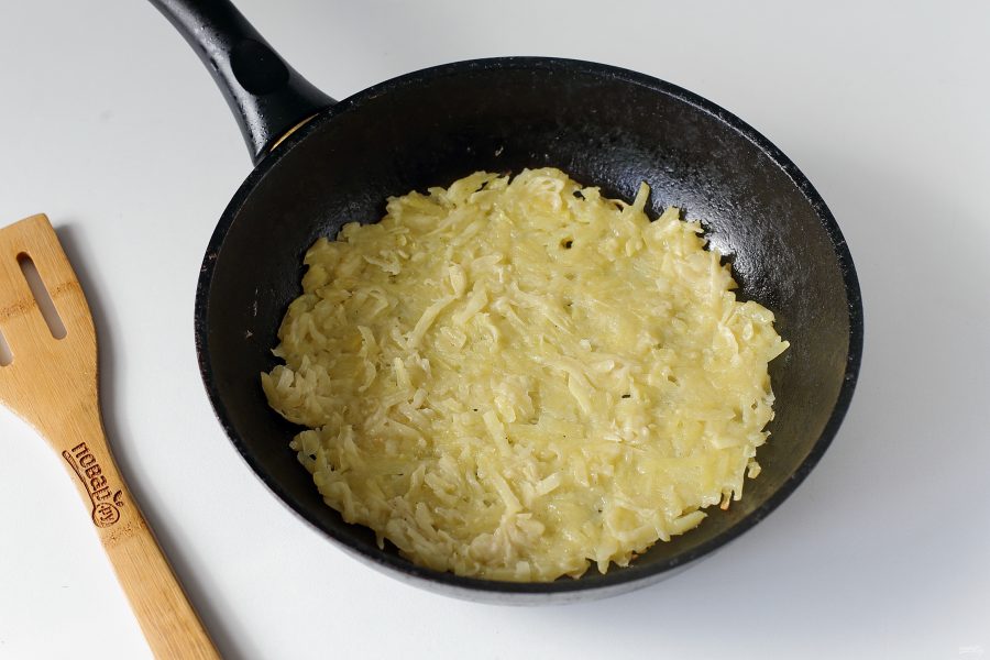 Картофельный блин на сковороде. Как делать из картошки блины. Картофельные блины рецепт на сковороде