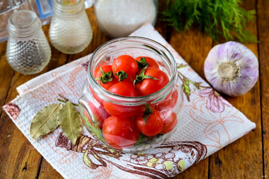 Рецепт маринованных помидор на зиму стерилизация. В маринаде помидоров плавает что то белое.
