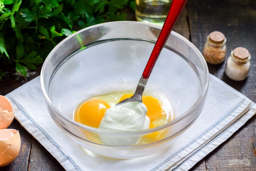 Яйца со сметаной на сковороде. Яйца в сметане. Яичная вода. Яичница со сметаной. Яйцо со сметаной омлет.