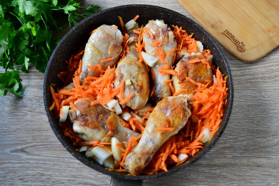 Жареная курица с луком и морковью