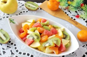 Фруктовый салат из мандаринов и яблок