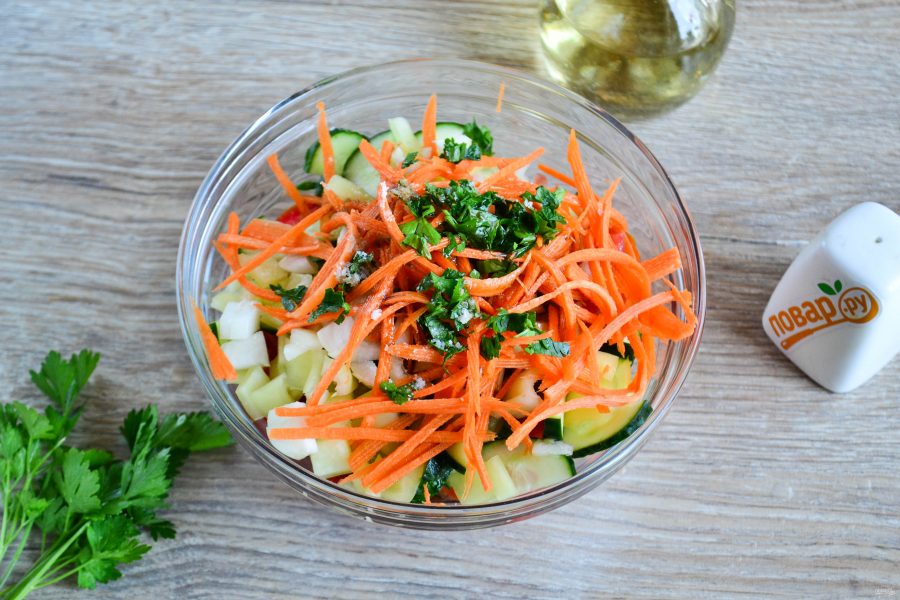 Салат из помидоров, огурцов и моркови