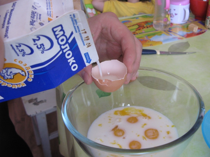 Омлет 4 яйца сколько. Омлет соотношение яиц и молока. Количество молока для омлета. Пропорции омлета с молоком. Сколько молока нужно на омлет.