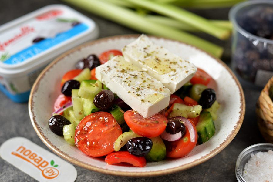 Греческий салат с сельдереем
