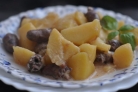 Куриные сердечки в горшочках с картошкой и чесноком