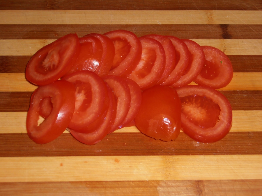 Шаурма с колбасой. Как нарезать помидоры для шаурмы. Ушки Ингредиенты с колбасой огурцом и помидором. Как резать помидоры на шаурму.