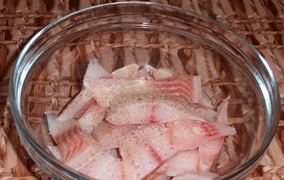 Рецепт Тушеная рыба в сметанном соусе