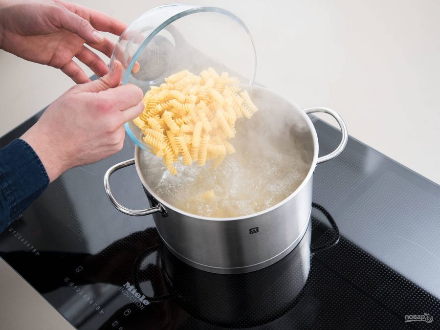 Макароны в кипящую или холодную воду. Bring to the boil. Что получится если взбить блендером макароны отварные.