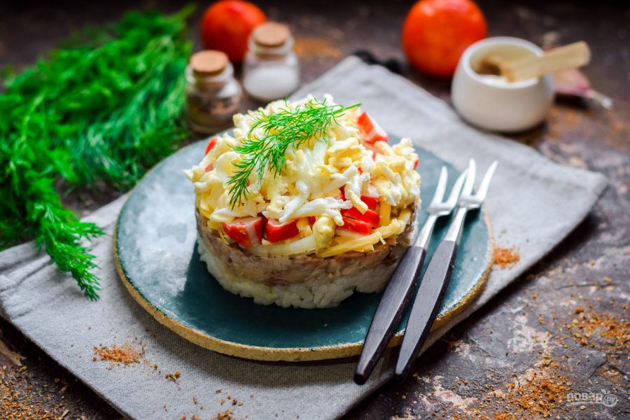 Салат с консервированной горбушей и плавленным сыром - 14 пошаговых фото в рецепте