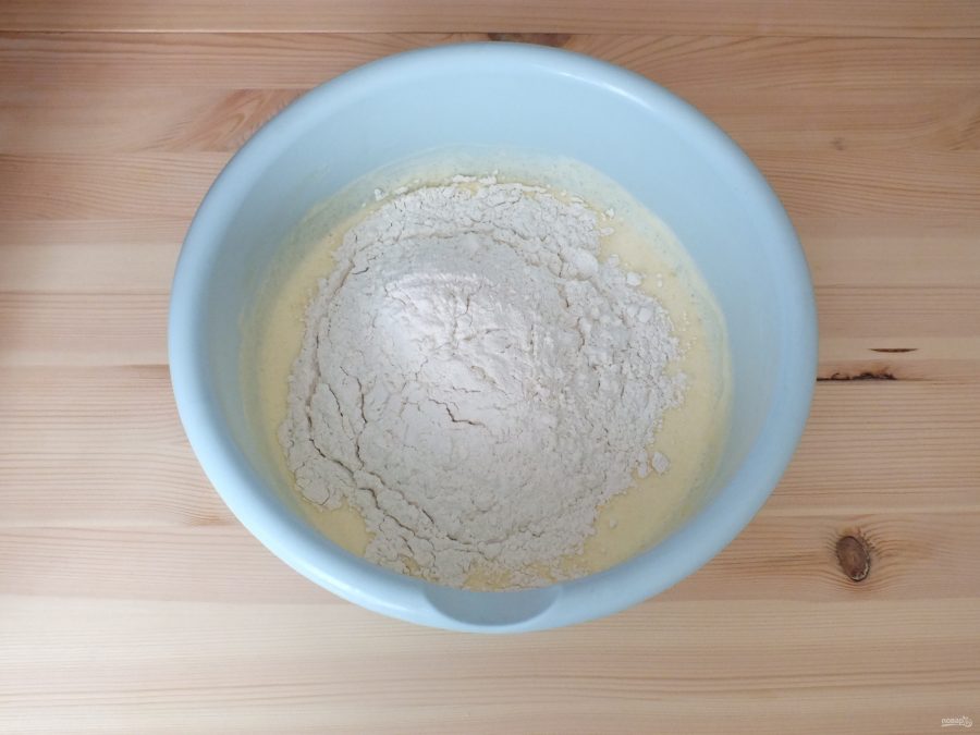 Вода мука сыр. Блюда из муки и воды. Мука вода соль лепешки на сковороде. Тесто без дрожжей мука вода соль. Лепешка в мультиварке.
