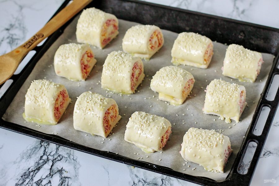 Рулетики с колбасой и сыром из слоеного теста в духовке рецепт с фото