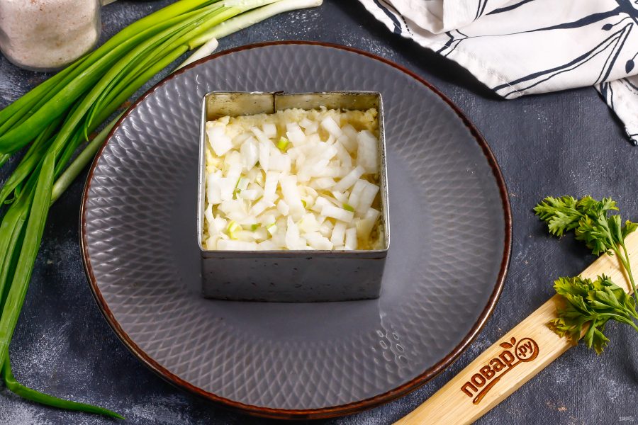 Слоеный салат с копченой скумбрией