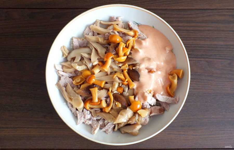 Салат с мясом и маринованными грибами