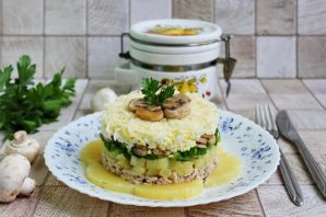 Слоёный салат с ананасами, курицей и жареными грибами