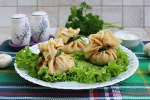 Блинные мешочки с курицей, грибами и сыром