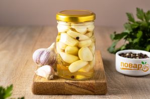 Чеснок маринованный в виноградном соке