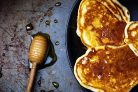 Легкие рецепты из простокваши. recept tolstih blinov na kefire prv 426213. Легкие рецепты из простокваши фото. Легкие рецепты из простокваши-recept tolstih blinov na kefire prv 426213. картинка Легкие рецепты из простокваши. картинка recept tolstih blinov na kefire prv 426213. Дорогие читатели, здравствуйте! Простокваша всеми любимый продукт. Кто-то ее любит употреблять в свежем виде, а кто-то специально заквашивает молоко, чтобы потом использовать ее для приготовления домашней выпечки. Согласитесь, когда в доме вкусно пахнет пирогами или блинами, в такой дом всегда приятно возвращаться. Что приготовить из простокваши вкусно и быстро, если у вас появилась баночка этого удивительного продукта? В этой статье я вам приведу несколько самых простых и быстрых рецептов, которыми я постоянно пользуюсь.
