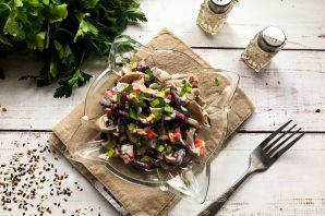 Салат с фасолью, грибами и крабовыми палочками