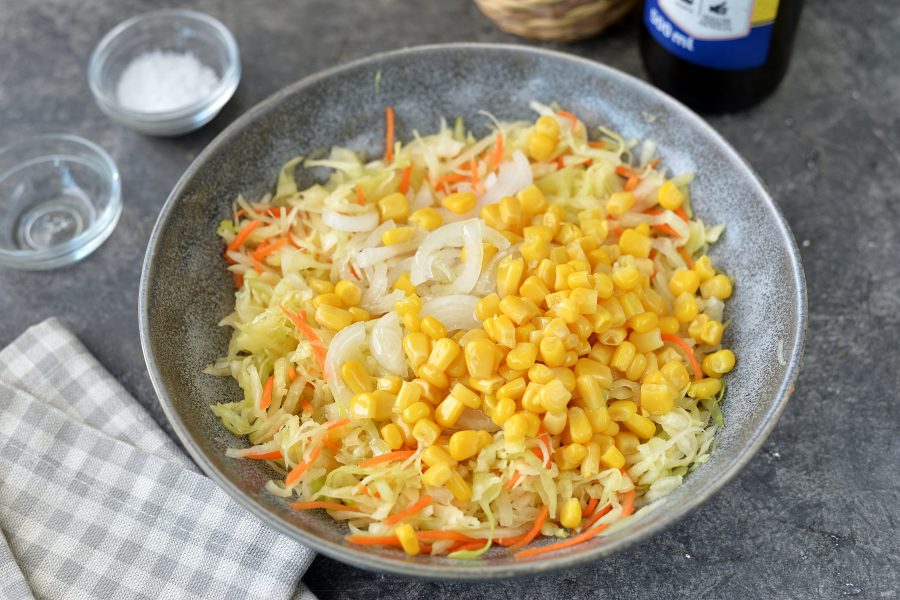 Салат с пикантной капустой и кукурузой