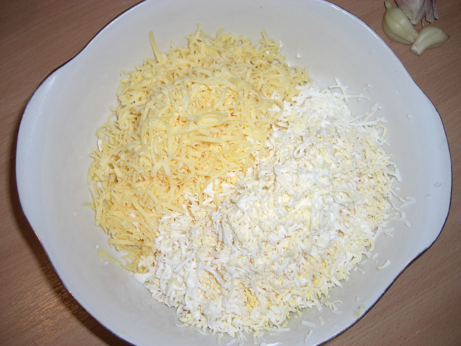Приготовить сыр с чесноком и майонезом. Салат сыр яйцо чеснок. Натертый сыр. Салаты на мелкой терке. Сыр с чесноком и майонезом и яйцом.