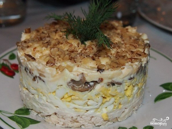 Рецепт Салат с курицей, грибами и грецким орехом