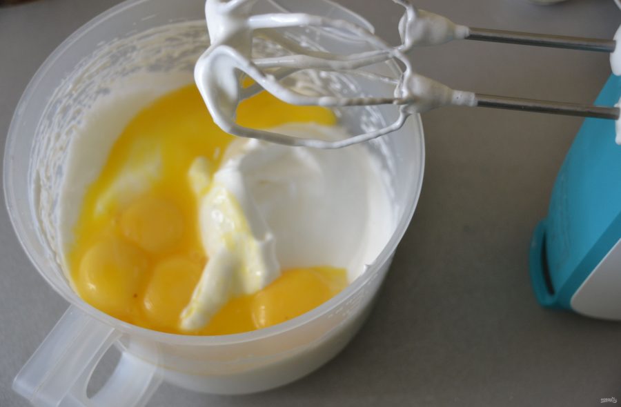 Смазать тесто белком. Бисквит белок и желток отдельно. Бисквит делают из белков или желтков. Что приготовить из 6 желтков без белков. Если смешивать отдельно белки и желтки на бисквит что будет.