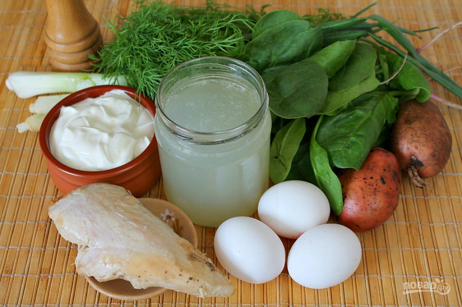 Ингредиенты для холодного супа с курицей, картофелем и шпинатом