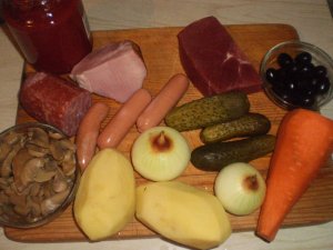 Рецепт Солянка с колбасой и грибами