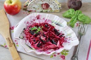 Салат из свеклы с черносливом и яблоками