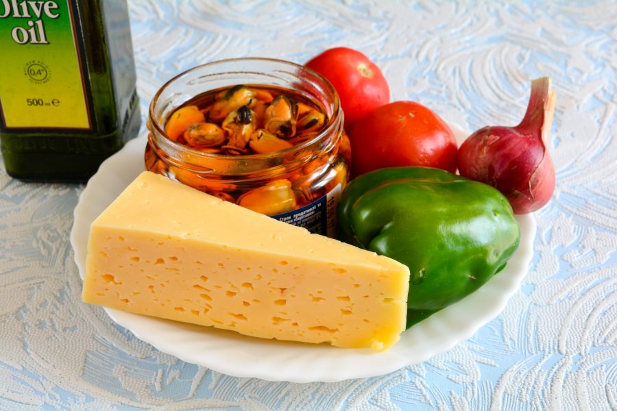 Салат с мидиями и сыром