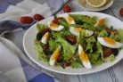 Зелёный салат с красной рыбой