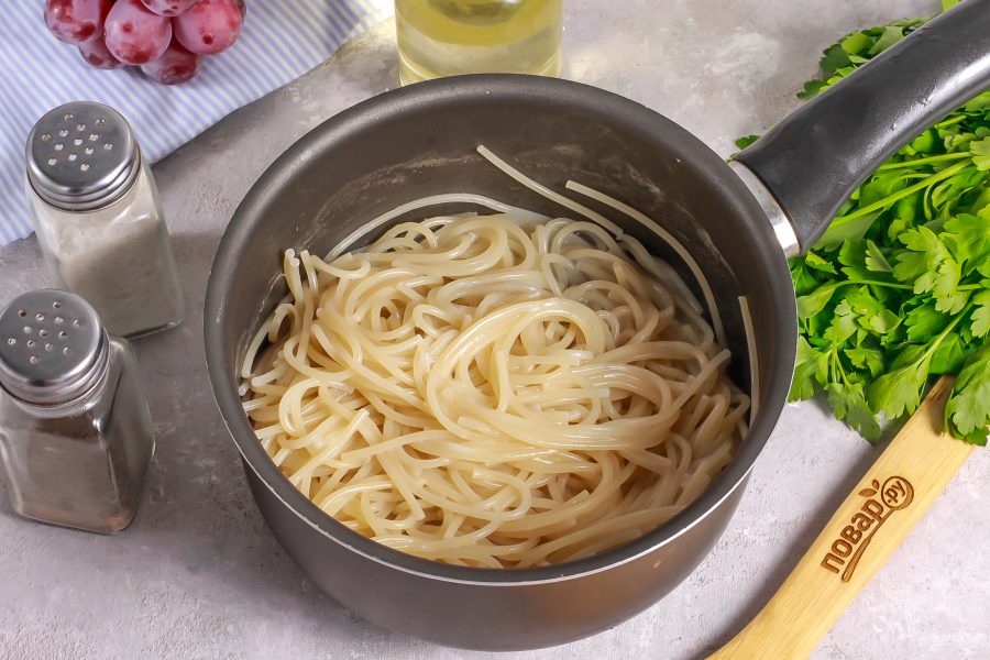Паста с виноградом. 150 Грамм спагетти. Паста три сыра. Оволакта способ приготовления пасты с творожным сыром. Макароны без воды