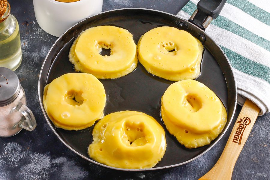 Яблочные кольца в тесте на сковороде рецепт с фото