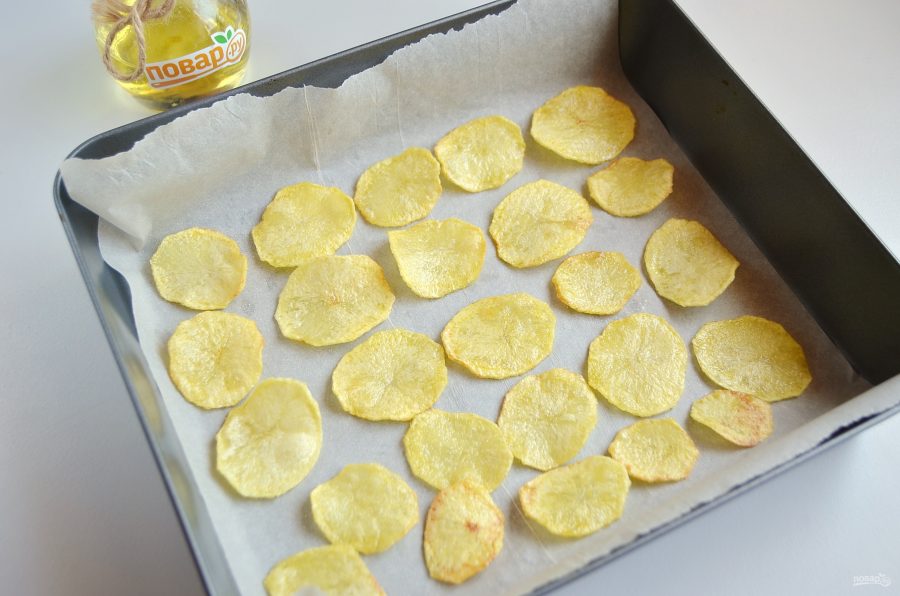Картофельные чипсы надо подсушить в духовке