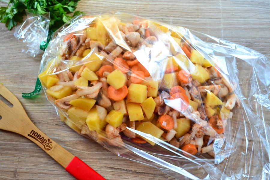 Запечь овощи в пакете. Картошка в рукаве для запекания. Овощи в рукаве для запекания. Картофель с овощами в рукаве. Курица с овощами в рукаве для запекания.