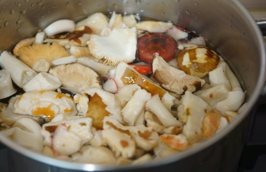 Салат с лесными грибами жареными и курицей рецепт с фото