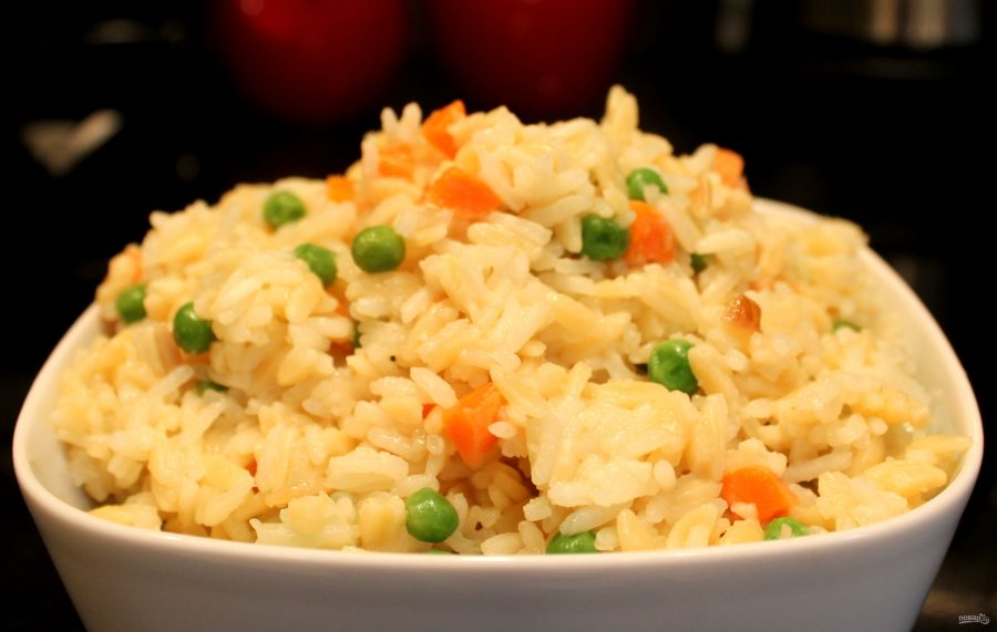 Жареный рис калории. Рис отварной. Рис с курицей по-китайски с зеленым горошком. Рис с курицей подача. Рис с зеленым горошком и морковью.