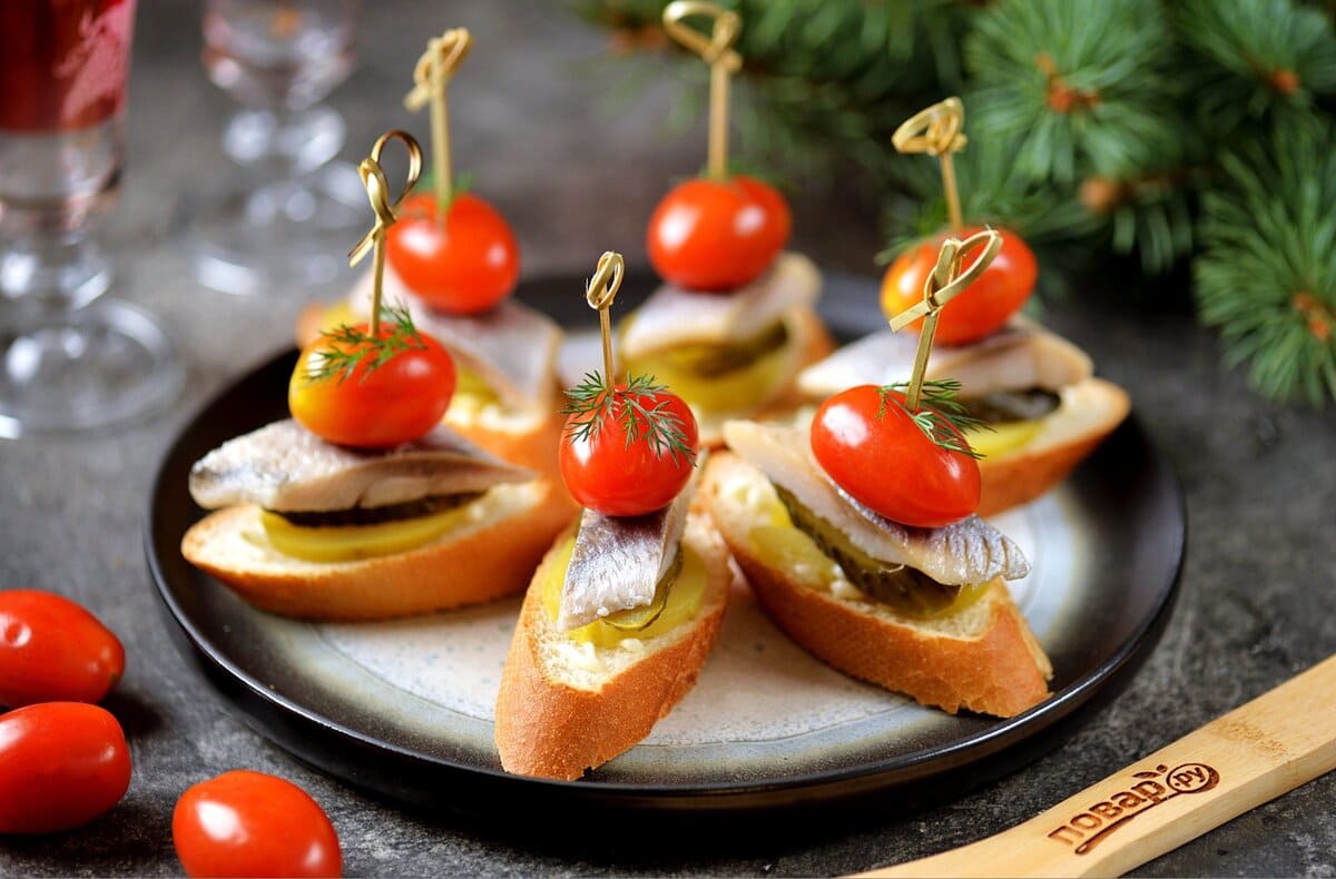 Канапе на шпажках! 10 идей, как приготовить праздничную закуску