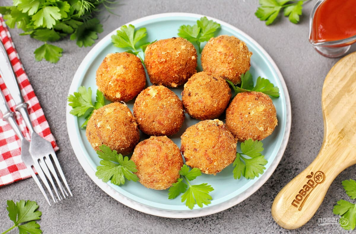 Шарики с сыром и колбасой