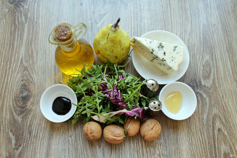 Салат с сыром с плесенью и грушей