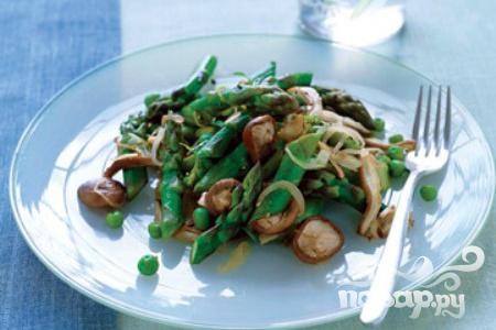 Рецепт Спаржа с грибами, луком и горошком