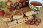 Пирог с виноградом и яблоками