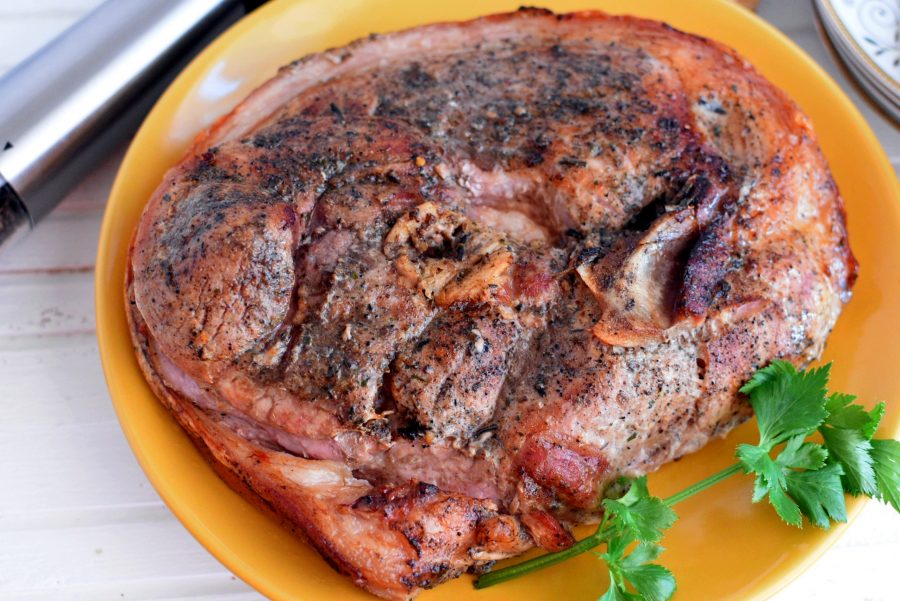 Окорок свиной на кости запеченный в духовке рецепт с фото