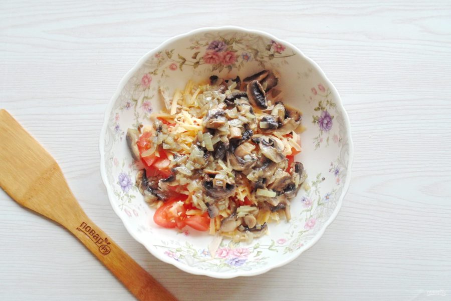 Салат с курицей, грибами, сыром и помидорами