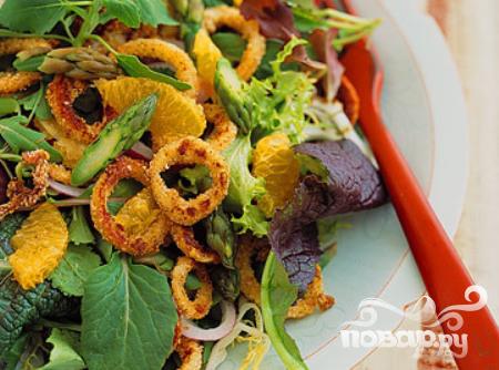 Рецепт Салат со спаржей, хрустящими кальмарами и мандаринами