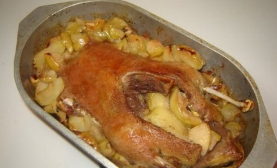 Утка с яблоками запеченная в духовке рецепт с фото
