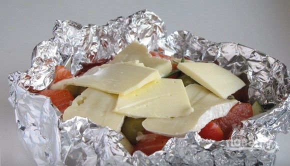 Запеченная форель с овощами и сыром "Камамбер"