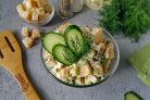 Салат из куриной грудки с сухариками