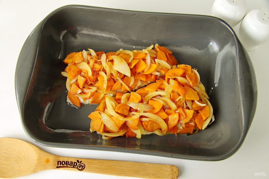 Рыба с морковью и луком в духовке