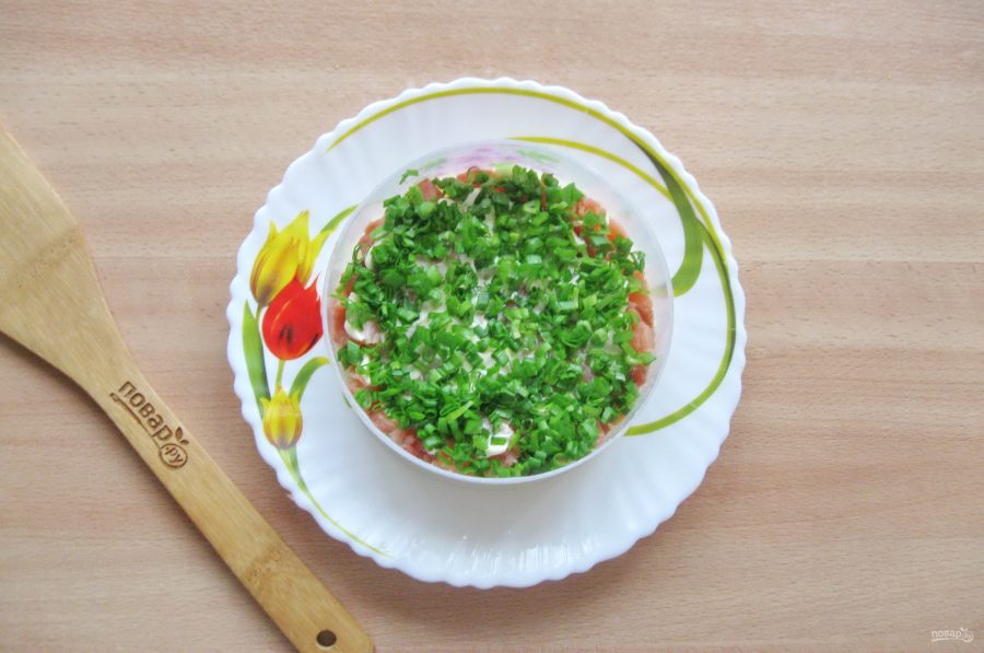 Слоеный салат с копченой горбушей